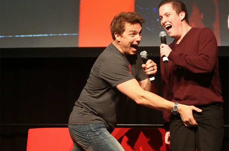 Đang giao lưu với một fan nam trên sân khấu sự kiện Supanova Pop Culture Expo nam diễn viên người Mỹ John Barrowman bỗng chộp lấy của quý của anh này và cả hai cùng cười vang với màn đùa vô duyên.